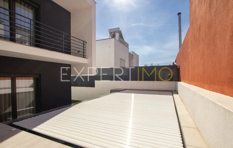 Moradia Moderna V5 Loures - jardins, piscina, vidros duplos, bbq, zonas verdes, lareira, alarme, garagem, videovigilância, ar condicionado, varanda