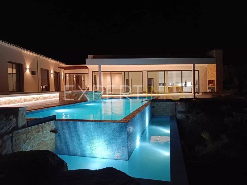 Casa Térrea perto da praia V4 São Sebastião Loulé - vista mar, caldeira, jardim, isolamento térmico, piso radiante, churrasqueira, terraços, vidros duplos, piscina, ar condicionado, garagem, painéis solares