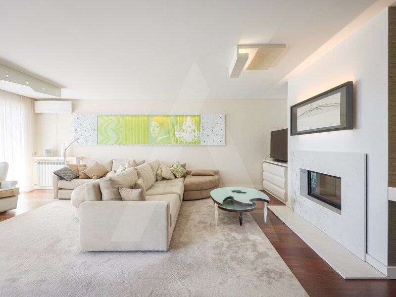 Apartamento T4 com 2 suítes e garagem fechada no centro do Porto