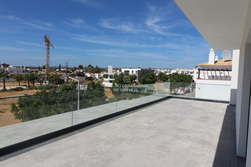 апартаменты новые T1+1 Quinta da Gomeira Tavira - веранда, система кондиционирования, гаражное место, гараж, бассейн, двойные стекла, солнечная панель, солнечные панели