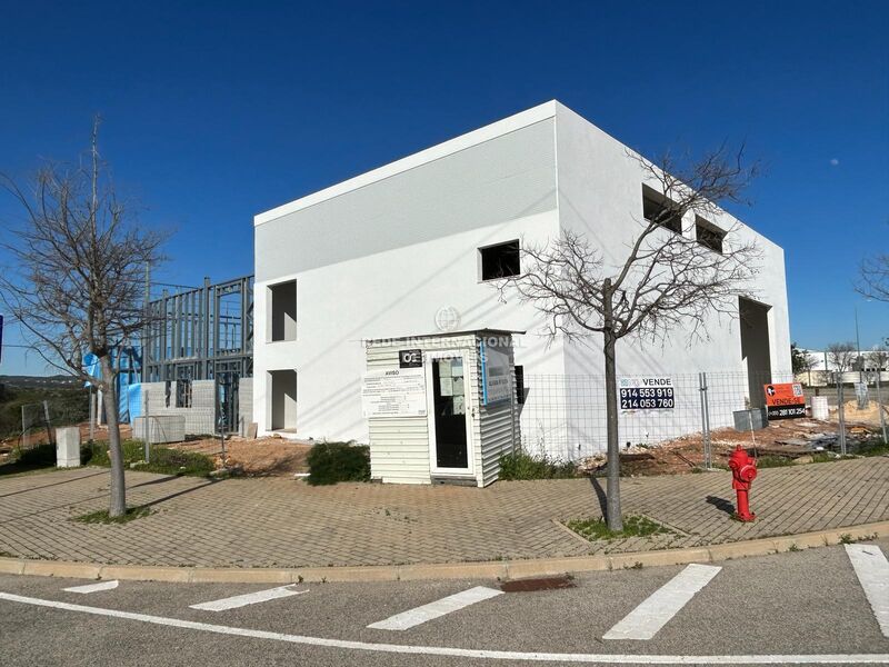 склад c 207m2 Tavira - vestiários, легкий подъезд