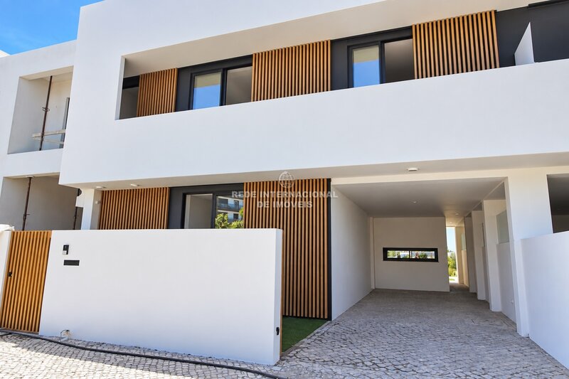 Casa V4 de luxo Vale de Caranguejo Tavira - portão automático, isolamento acústico, churrasqueira, vista mar, piso radiante, jardim, terraços, varanda, ar condicionado, piscina, alarme