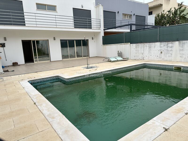 Moradia nova V4 Olhão - varandas, painel solar, quintal, ar condicionado, lareira, terraço, piscina, bbq