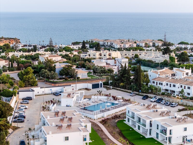 Apartamento T3 novo Carvoeiro Lagoa (Algarve) - mobilado, piscina, piso radiante, painéis solares, varandas, jardins