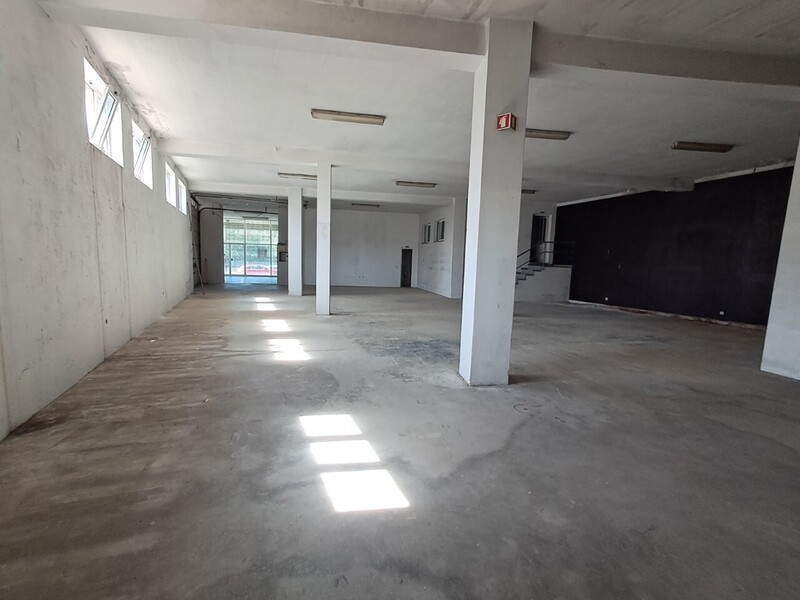 Warehouse with 366sqm São João da Madeira - storefront, toilets, toilet