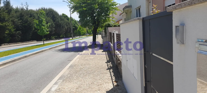 House Single storey for remodeling V2 São João da Madeira - garage, garden