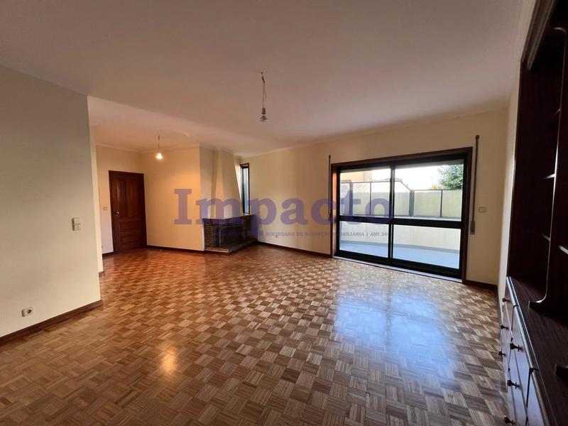 Apartment 3 bedrooms Refurbished in the center São João da Madeira - terrace, balcony, boiler, marquee, kitchen, fireplace, garage, parking space