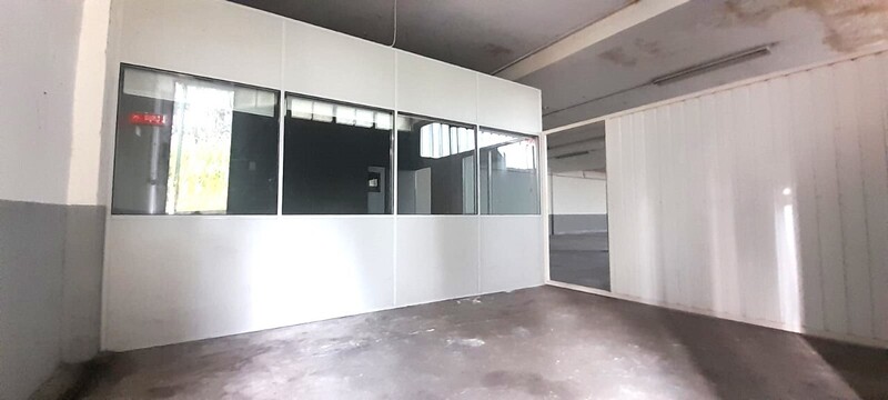 Armazém Industrial com 429m2 São Vicente de Pereira Jusã Ovar - wcs, bons acessos