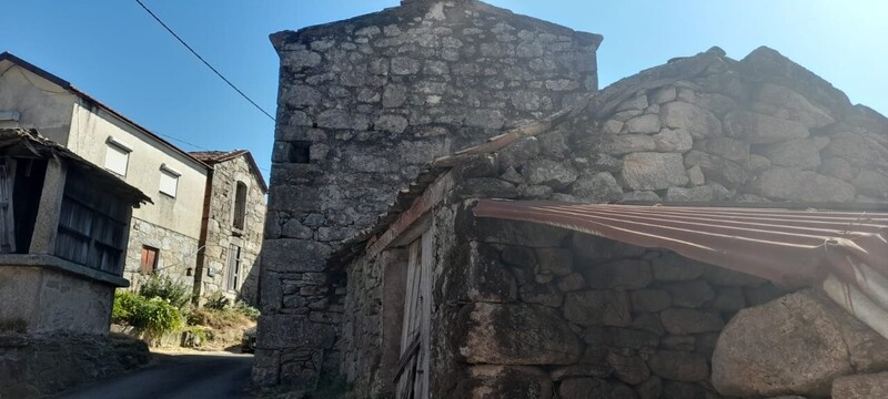 Moradia para remodelar V1 3740 Couto de Esteves Sever do Vouga - zona calma
