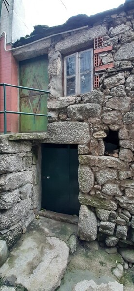 House V2 for remodeling Alvoco da Serra Seia - quiet area