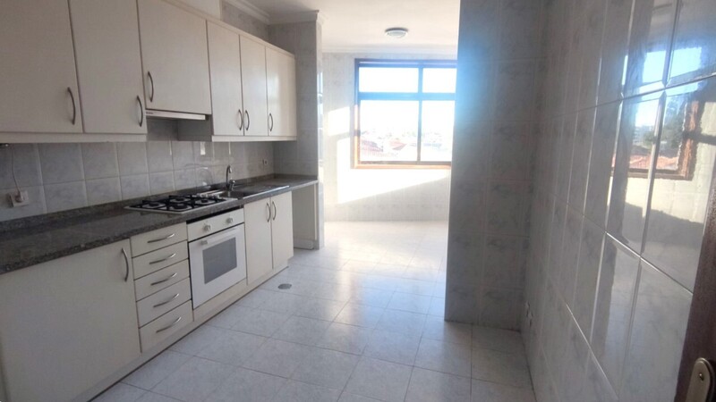 Apartamento T2 São João da Madeira - lugar de garagem, cozinha equipada, varanda