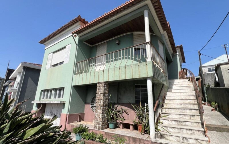 дом V3 Outeiro Arrifana Santa Maria da Feira - терраса, камин, гараж, сад