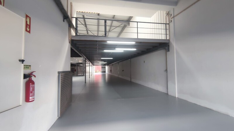 Armazém Industrial com 797m2 Pindelo Oliveira de Azeméis - espaço amplo, estacionamento, wc