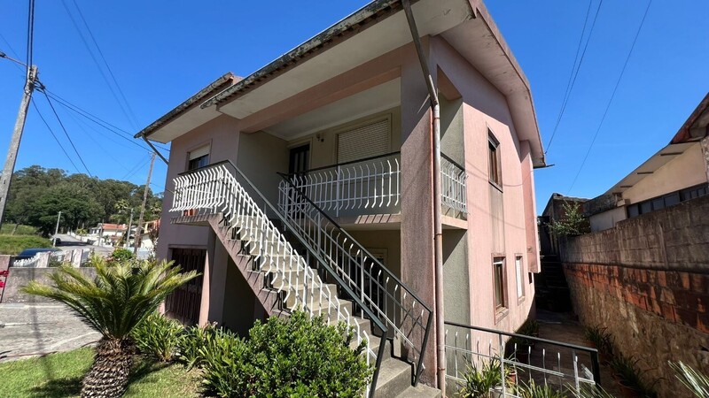 Moradia V3 Ínsua Vila de Cucujães Oliveira de Azeméis - garagem, jardim