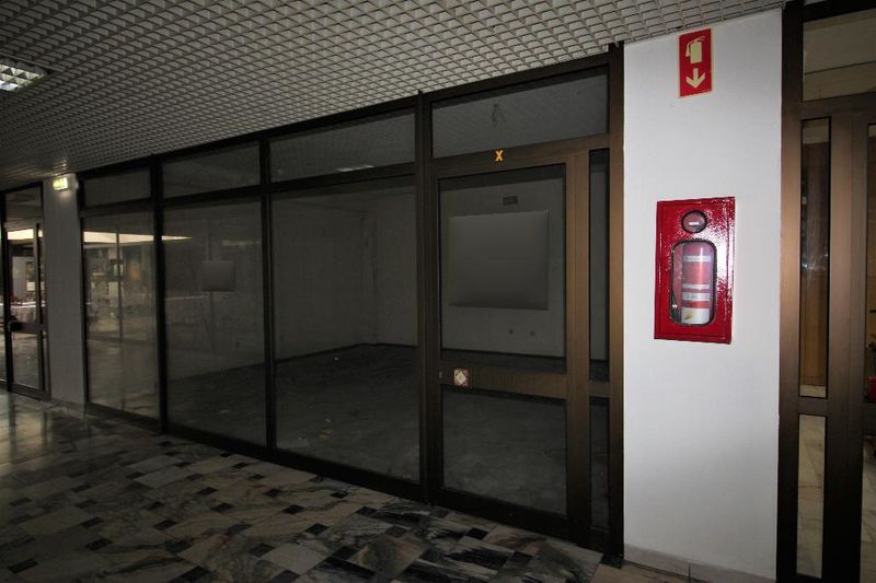 Shop São João da Madeira - easy access, spacious