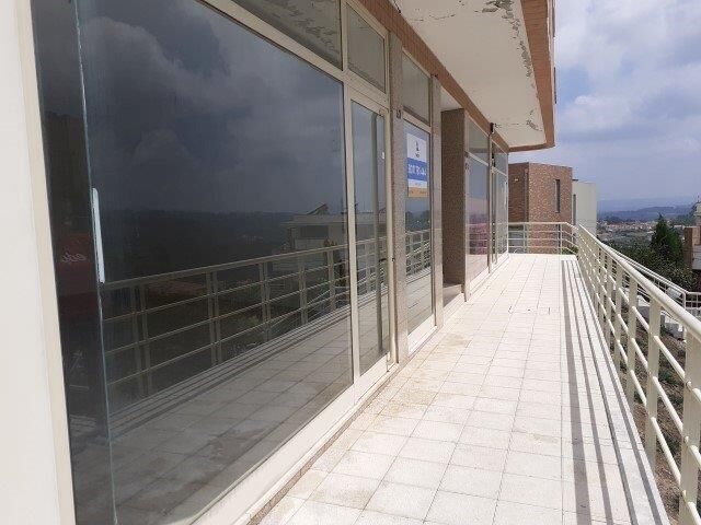 Loja com montra Sanguedo Santa Maria da Feira - muita luz natural, montra