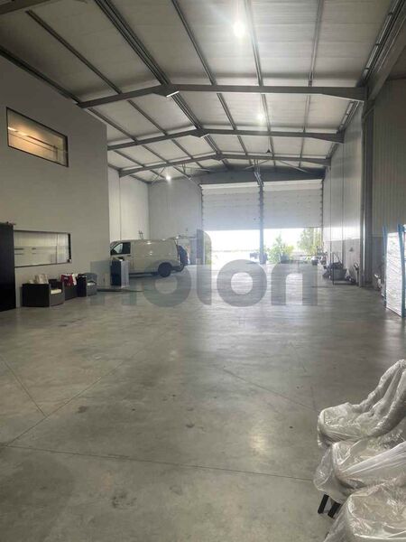 Warehouse Industrial in industrial zone São João da Madeira - easy access