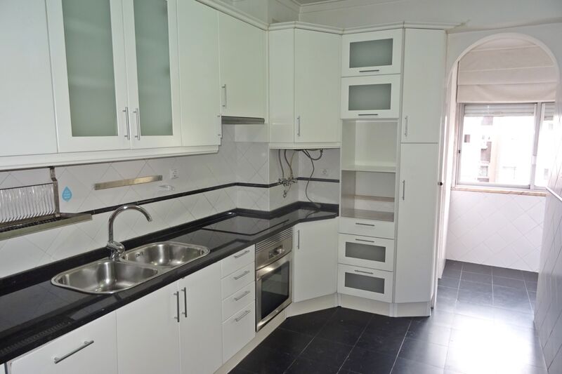Apartamento Remodelado T2 Centro Lumiar Lisboa - ar condicionado, jardins, cozinha equipada, marquise