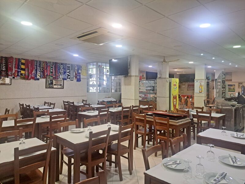 ресторан экипирован в центре Odivelas - эспланада, витрина, система кондиционирования, подсобное помещение, мебелирован, кухня