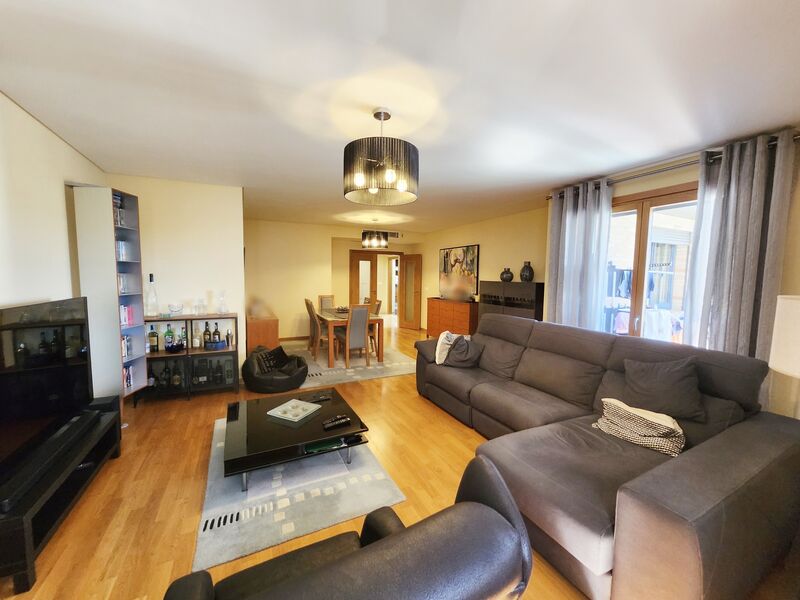 Apartment 3 bedrooms Loures - air conditioning, solar panels, double glazing, gardens, garage
