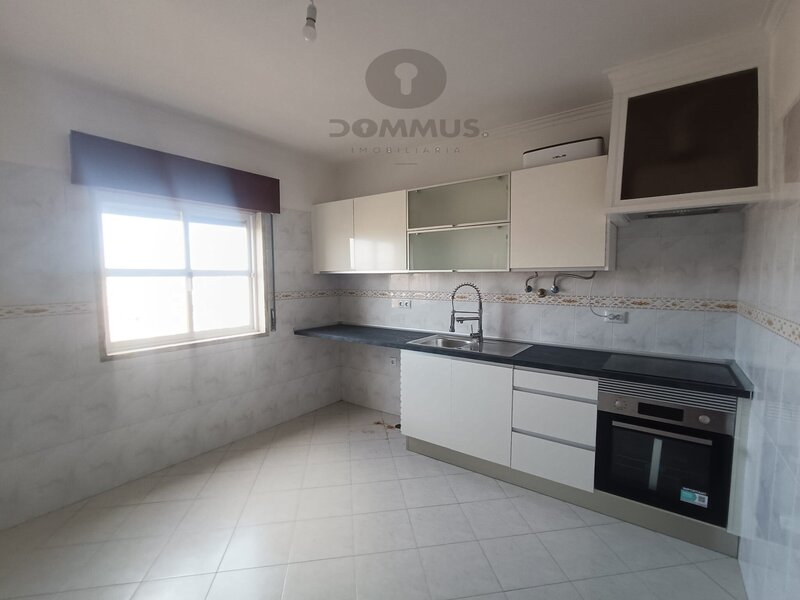 Apartamento T3 na Tapada das Mercês com Arrecadação