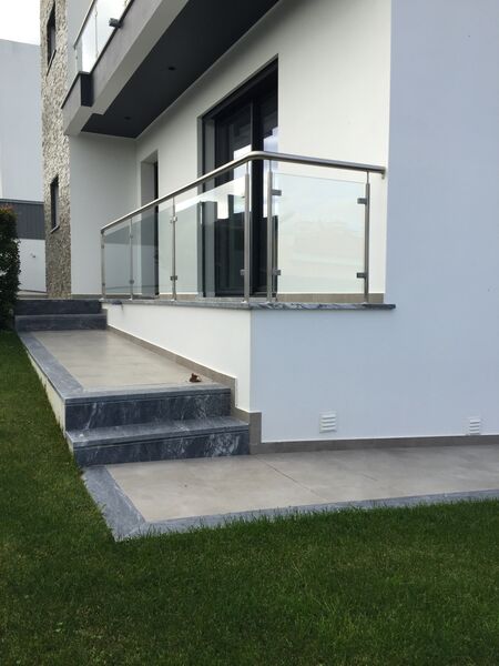 House new 4 bedrooms Murtal São Domingos de Rana Cascais - equipped kitchen, garden, store room, garage, alarm, automatic irrigation system