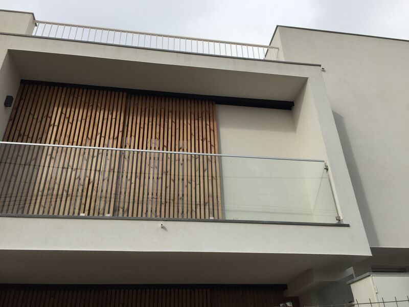 House new 3 bedrooms Parede Cascais - sea view, balcony, garage, garden, equipped kitchen