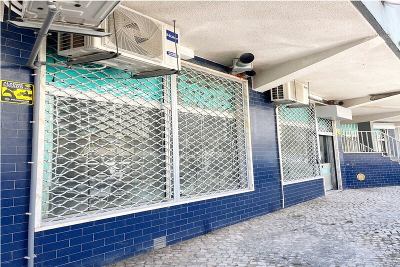 Loja em Loures com montra e localização comercial