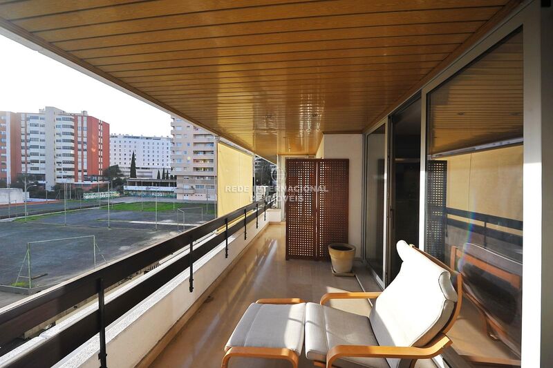 апартаменты T5 в центре Oeiras - двойные стекла, терраса, подсобное помещение, экипированная кухня, термоизоляция, звукоизоляция, гараж