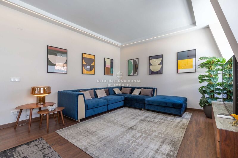 Apartment Refurbished 4 bedrooms Santa Maria Maior Lisboa - air conditioning, sound insulation, 4th floor, double glazing, equipped, thermal insulation