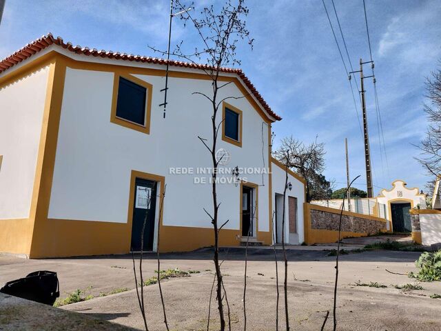 House 5 bedrooms Typical Portalegre - garden, balcony, garage, barbecue, store room, fireplace, equipped kitchen, terrace