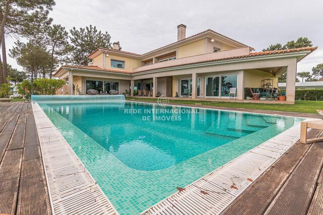 House V4+1 Charneca de Caparica Almada - garage, alarm, swimming pool, gated community, air conditioning, tennis court, central heating, barbecue, fireplace, balcony, video surveillance, solar panels, store room, garden