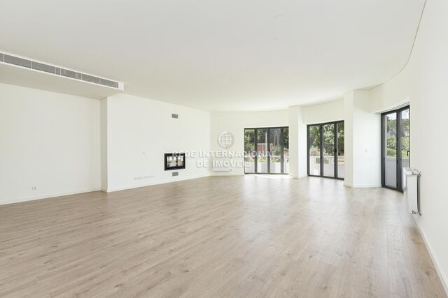 Apartamento no centro T4 para venda Leiria - aquecimento central, ar condicionado, garagem, piso radiante, equipado, varanda, parqueamento