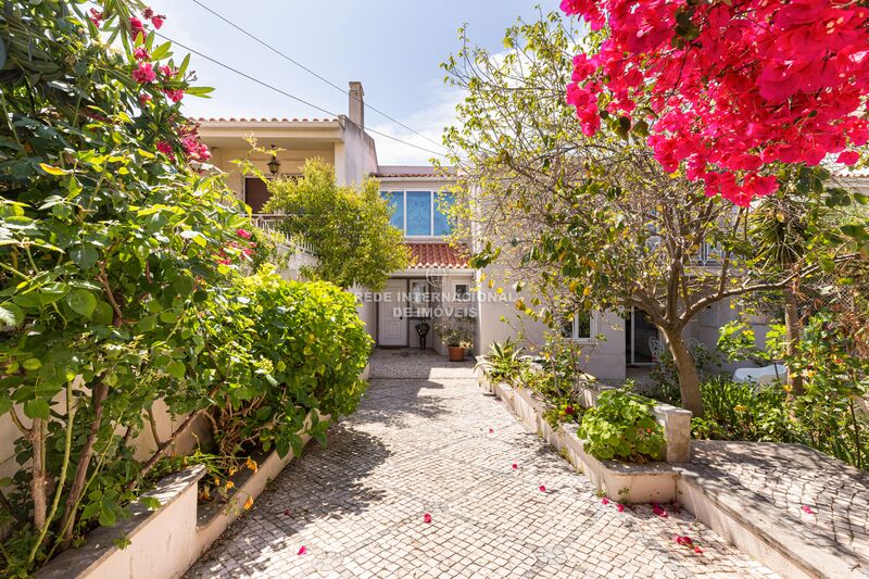 Moradia Geminada em excelente estado V5 Santa Maria dos Olivais Lisboa - lareira, jardins, varanda, vidros duplos, piscina, terraço, cozinha equipada, ar condicionado, aquecimento central, garagem, arrecadação