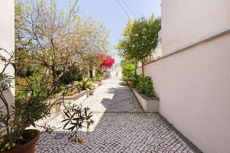 House Semidetached excellent condition V5 Santa Maria dos Olivais Lisboa - air conditioning, garage, store room, gardens, balcony, fireplace, terrace, equipped kitchen, garden, double glazing, swimming pool, central heating