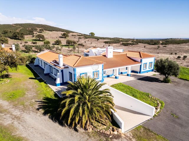 Quinta/Herdade com casa V4 Azinheira dos Barros Grândola - garagem, água, lareira, tanque, jardim, sobreiros, terraço, ar condicionado, árvores de fruto, oliveiras