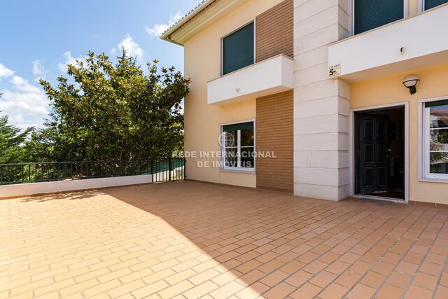 House V4+1 neues townhouse Cascais - store room, playground, garage, terrace, equipped kitchen, balcony, boiler, central heating, double glazing, swimming pool, gardens, gated community, solar panels, garden, alarm, fireplace