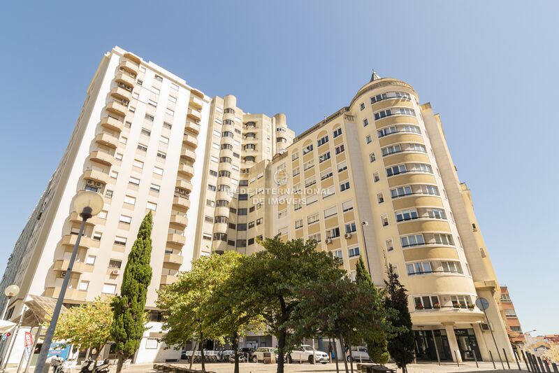 Apartamento T4 Areeiro Lisboa - varanda, cozinha equipada, vidros duplos
