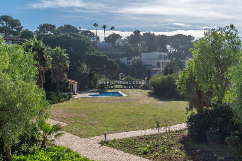 Apartment 4 bedrooms Luxury Estoril Cascais - double glazing, kitchen, swimming pool, garage, balcony, gardens, garden, condominium, central heating, solar panels, gated community, store room, fireplace, barbecue, air conditioning, alarm, terrace