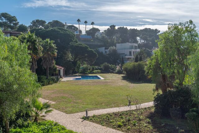 Apartment T4 Luxury Estoril Cascais - double glazing, kitchen, swimming pool, garage, balcony, gardens, garden, condominium, central heating, solar panels, gated community, store room, fireplace, barbecue, air conditioning, alarm, terrace