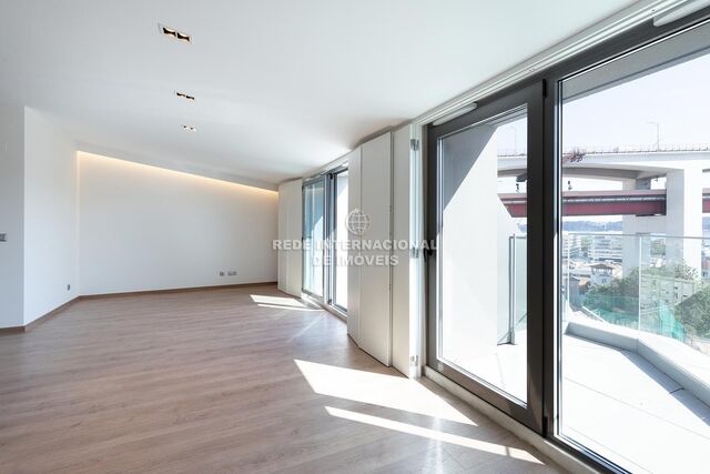 Apartamento novo em zona central T3 Alcântara Lisboa - garagem, ar condicionado, arrecadação, varandas, vidros duplos, vista rio, terraço, cozinha equipada