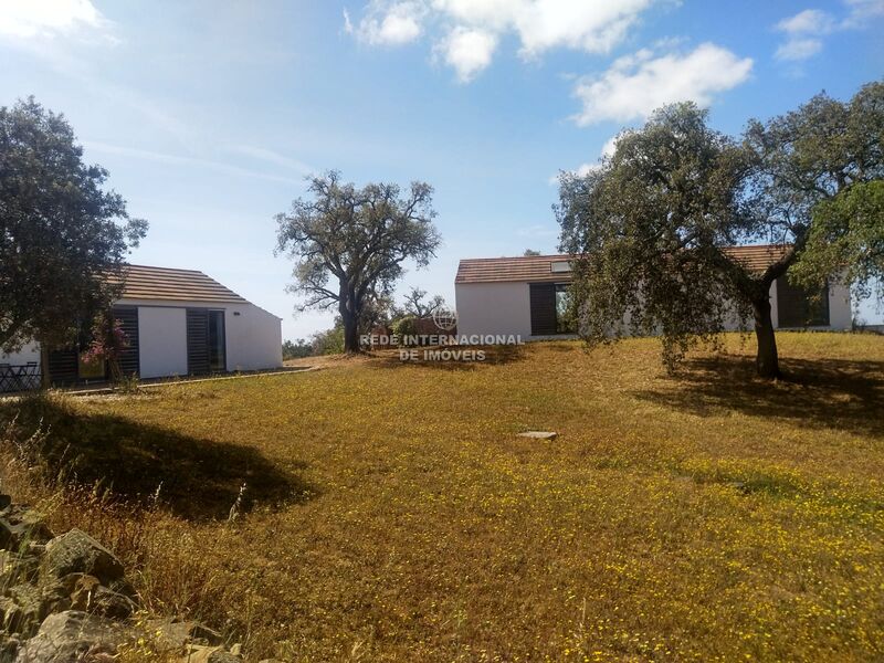 Quinta/Herdade V2+2 São Francisco da Serra Santiago do Cacém - jardim, caldeira, água, alarme, piscina, salamandra, equipada, vidros duplos, bbq, lareira, isolamento acústico, sauna, painel solar, furo, luz, arrecadação, painéis solares, isolamento térmico