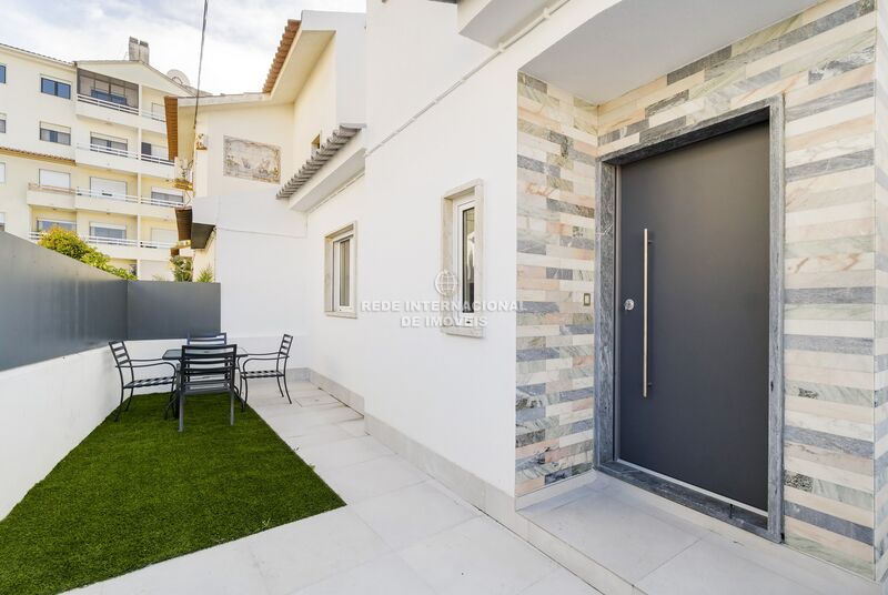 House 4 bedrooms Refurbished Carcavelos Cascais - equipped kitchen, double glazing, store room, acoustic insulation, garden, heat insulation, swimming pool, terrace