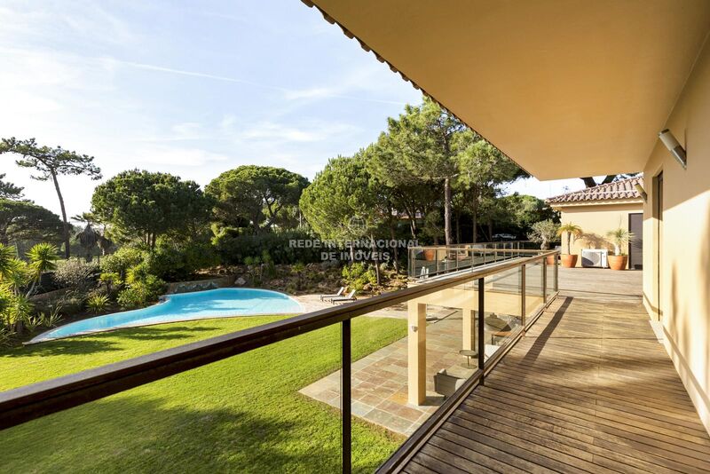Moradia V5 Cascais - sauna, jardim, garagem, piscina, terraço, piso radiante, condomínio fechado