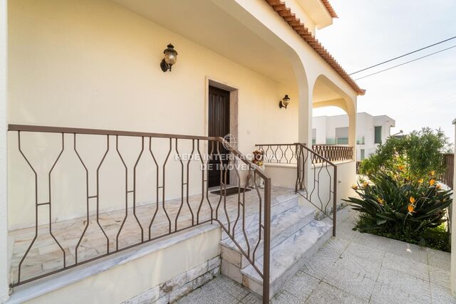 House Isolated 5 bedrooms Oeiras - garage, fireplace, swimming pool, terrace, balcony