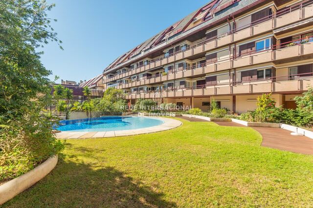 Apartamento T2 Estoril Cascais - ar condicionado, cozinha equipada, piscina, garagem, jardins, condomínio fechado, arrecadação