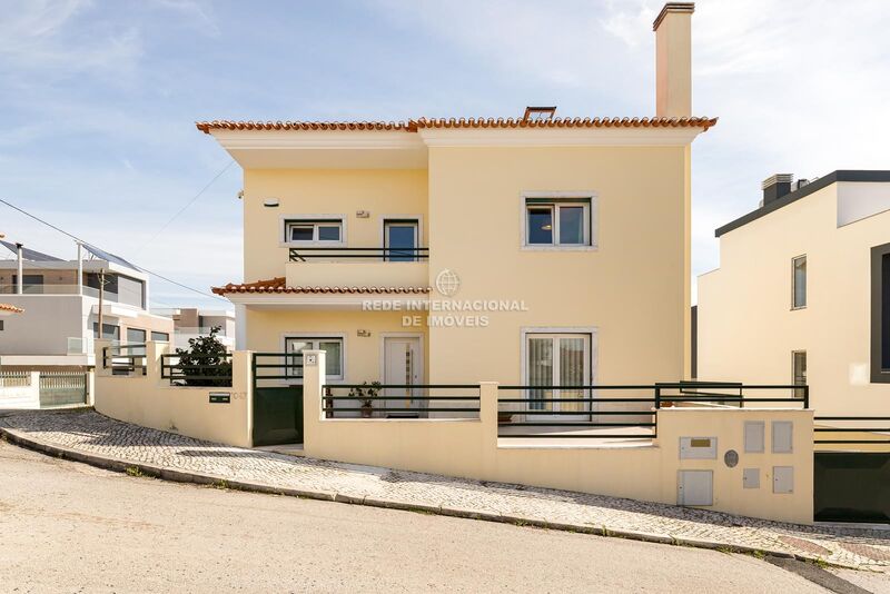 House 4 bedrooms Famões Lisboa - terrace, acoustic insulation, barbecue, solar panels, equipped kitchen, store room, garage, air conditioning, garden, double glazing, heat insulation, central heating, alarm, balcony, boiler