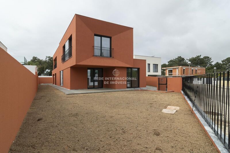 House/Villa V5 Setúbal - equipped kitchen, double glazing, barbecue, balcony, swimming pool, garden, acoustic insulation, heat insulation, boiler, store room, garage, terrace, air conditioning, solar panels