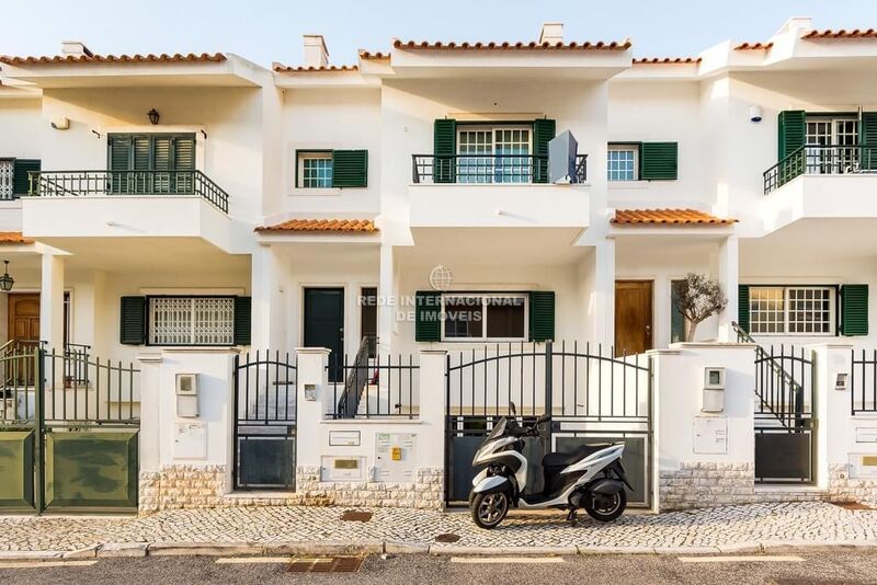 House 4 bedrooms in the center Oeiras - double glazing, attic, playground, equipped kitchen, garage, fireplace, garden