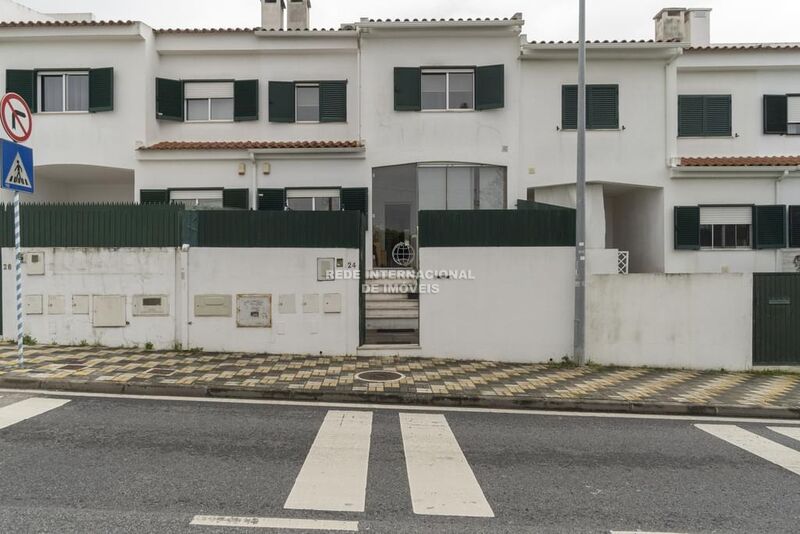 House townhouse 3+1 bedrooms Oeiras - solar panels, tiled stove, terrace, garage, garden